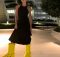 Victoria-Beckham-mette-da-parte-i-tacchi-per-i-nuovi-stivali-MSCHF-x-Crocs-Yellow-Boot (1)